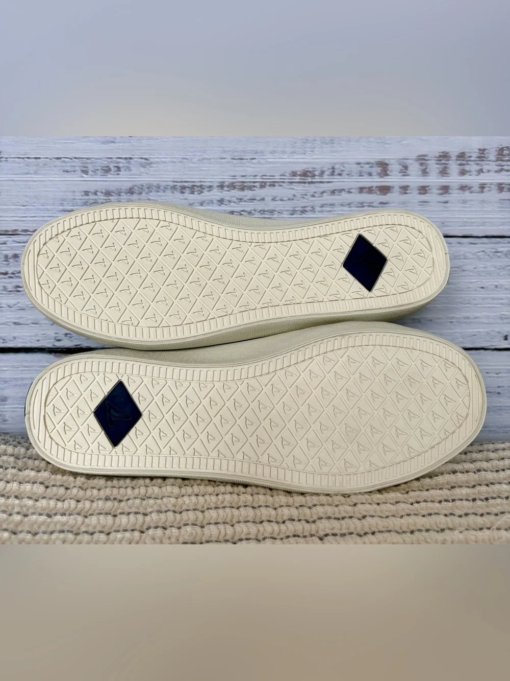 Sperry crest vibe